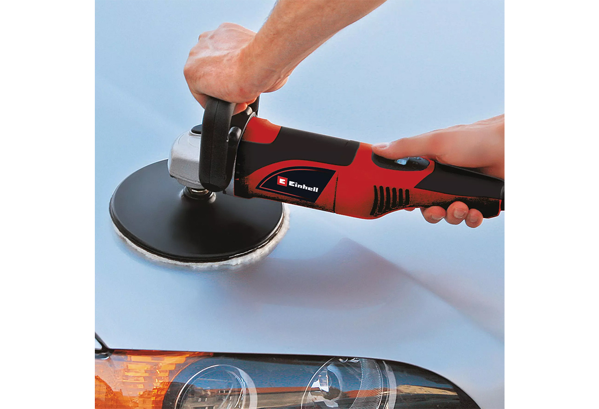 Απεικονίζεται η χρήση του αλοιφαδόρου σε αυτοκίνητο.